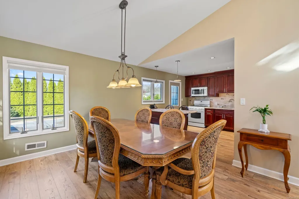 3 Lesley Lane Old Bethpage NY 11804