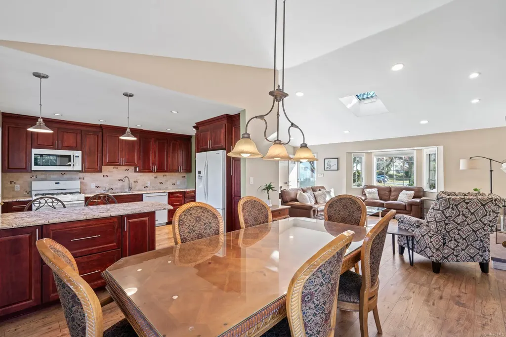 3 Lesley Lane Old Bethpage NY 11804