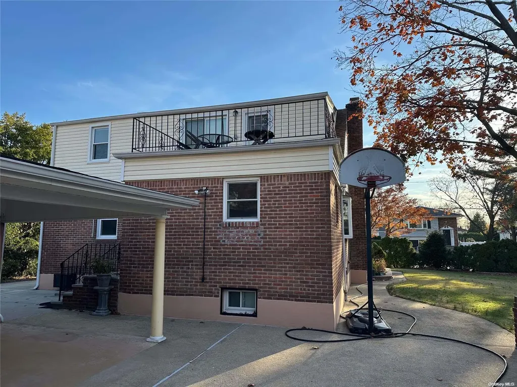 211 E Maujer Street Valley Stream NY 11580