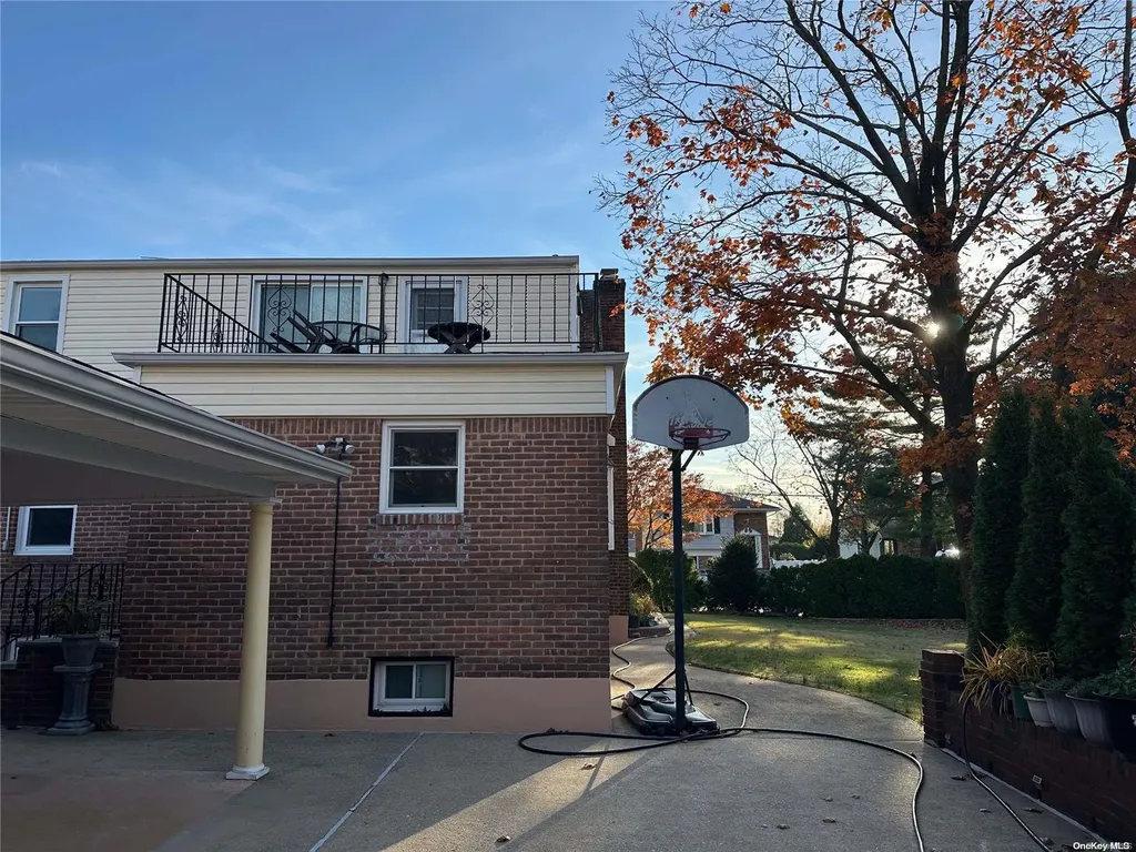 211 E Maujer Street Valley Stream NY 11580