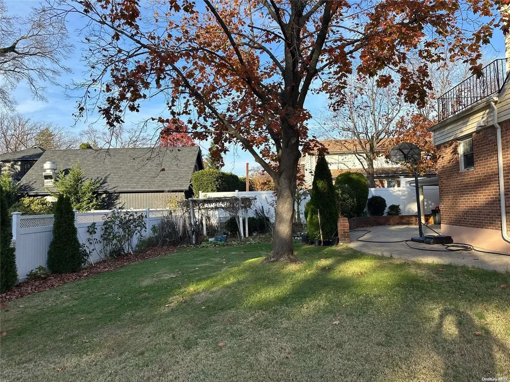 211 E Maujer Street Valley Stream NY 11580