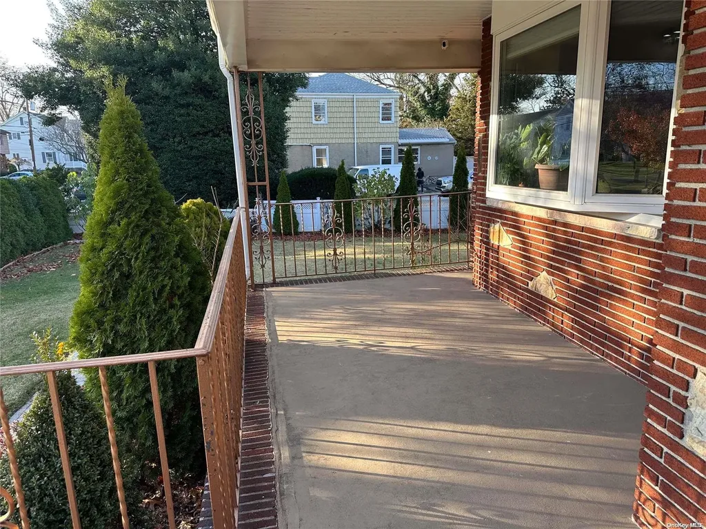 211 E Maujer Street Valley Stream NY 11580