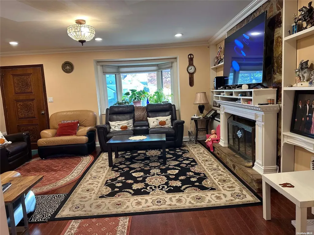 211 E Maujer Street Valley Stream NY 11580