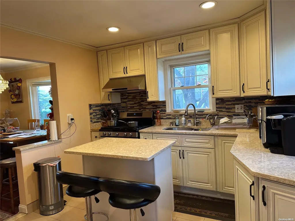 211 E Maujer Street Valley Stream NY 11580