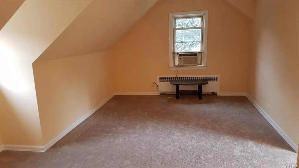 211 E Maujer Street Valley Stream NY 11580