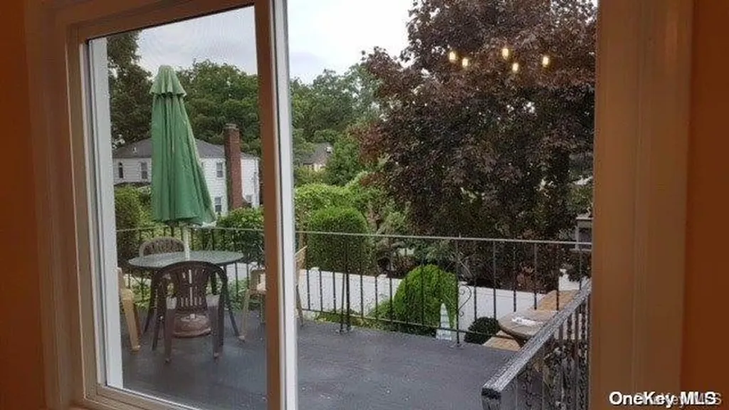 211 E Maujer Street Valley Stream NY 11580
