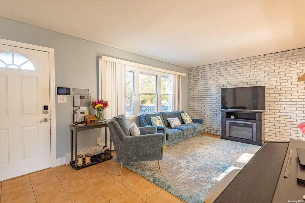 28 Chestnut Drive Bay Shore NY 11706