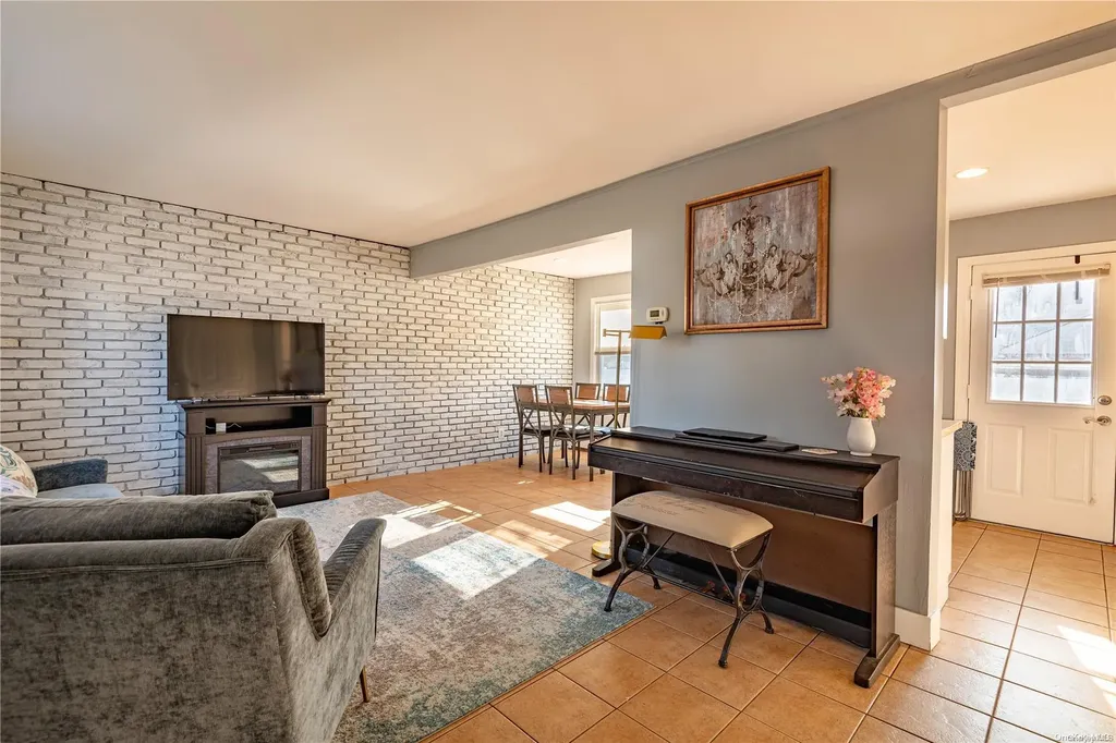 28 Chestnut Drive Bay Shore NY 11706