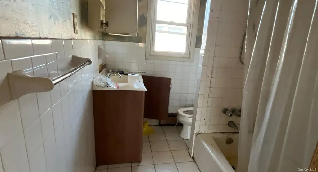 32 Bond Street West Babylon NY 11704