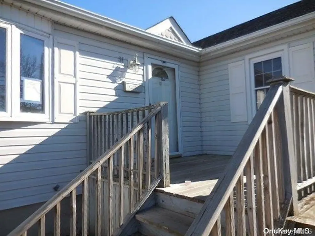 31 Tappan Avenue Babylon NY 11702