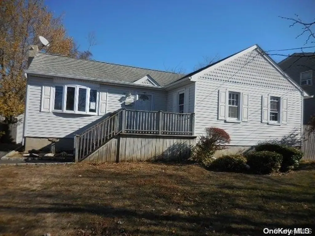 31 Tappan Avenue Babylon NY 11702