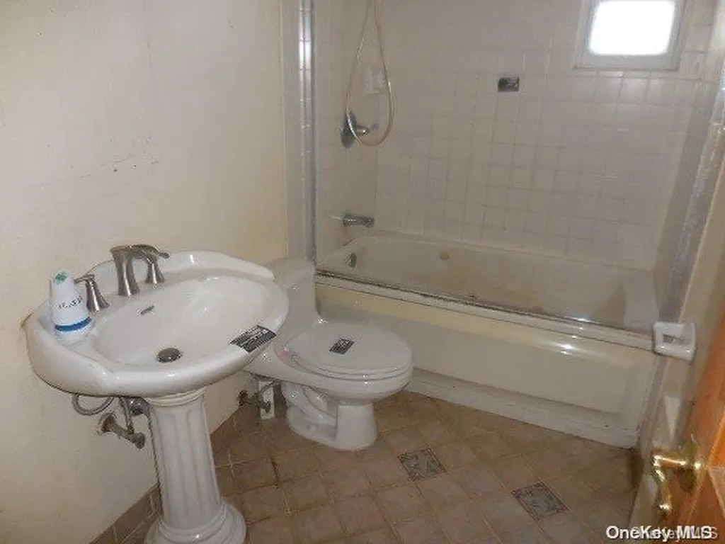 31 Tappan Avenue Babylon NY 11702