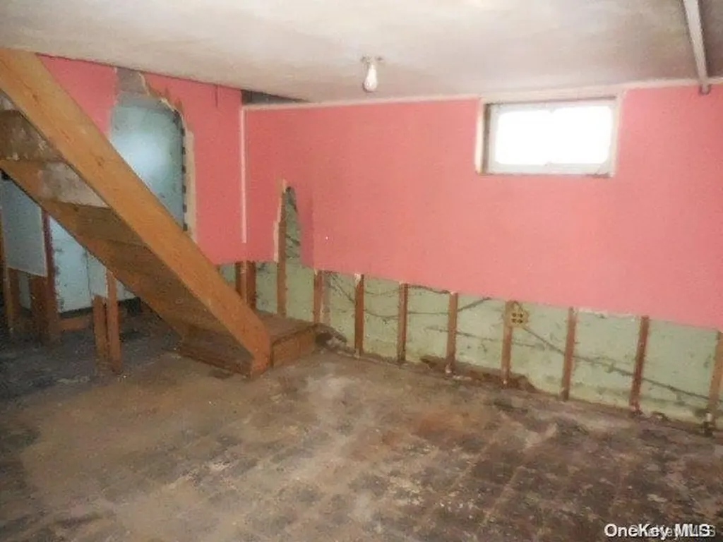 31 Tappan Avenue Babylon NY 11702