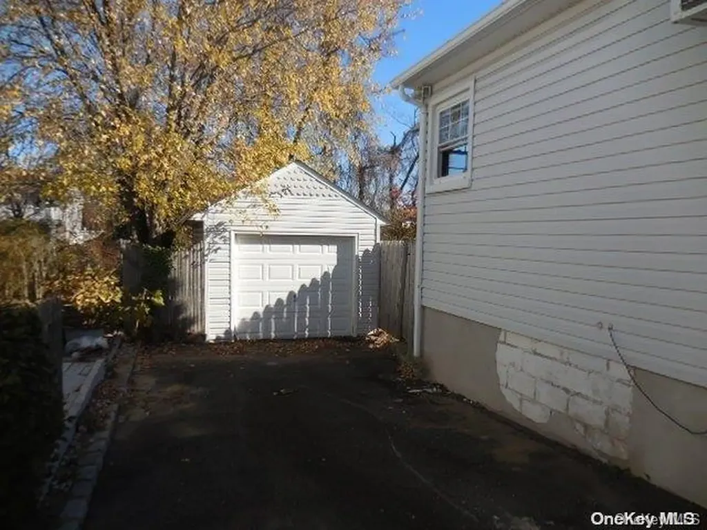 31 Tappan Avenue Babylon NY 11702