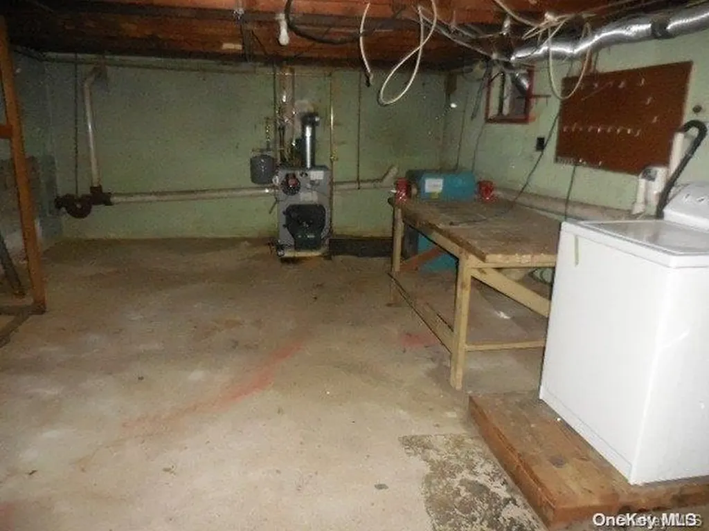 31 Tappan Avenue Babylon NY 11702