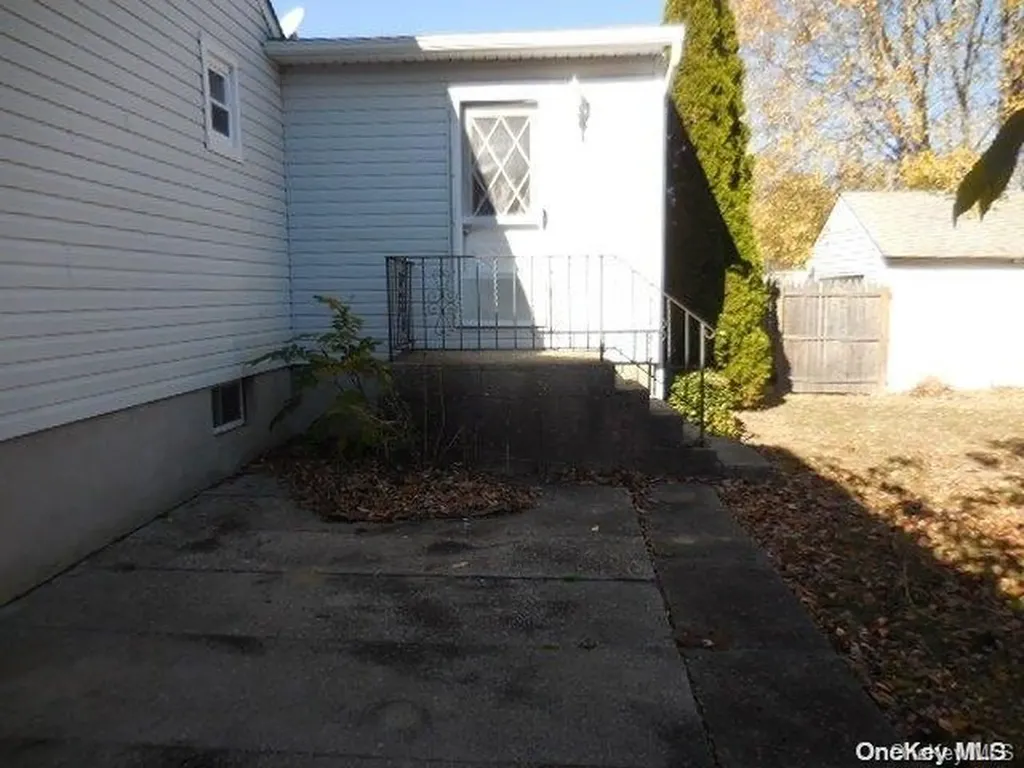 31 Tappan Avenue Babylon NY 11702