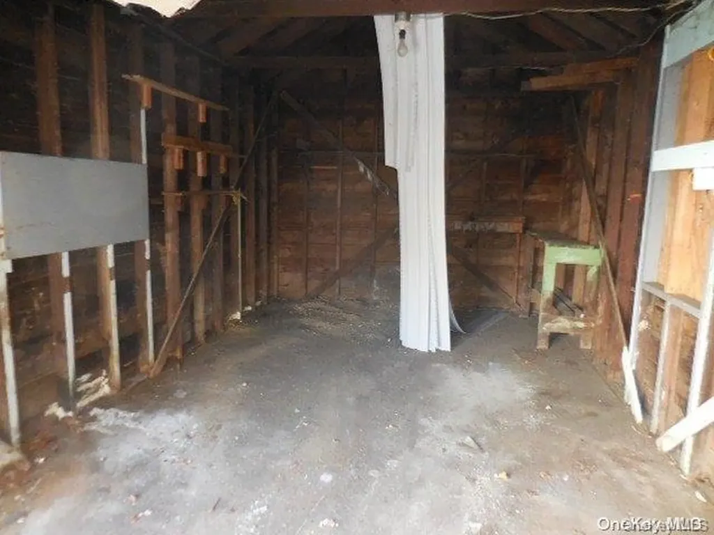 31 Tappan Avenue Babylon NY 11702