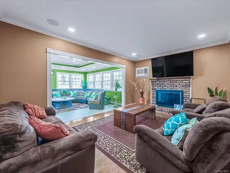 181 Hampton Deer Park NY 11729