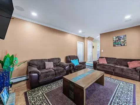 181 Hampton Deer Park NY 11729