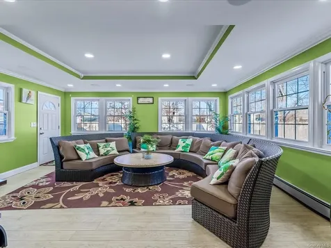 181 Hampton Deer Park NY 11729