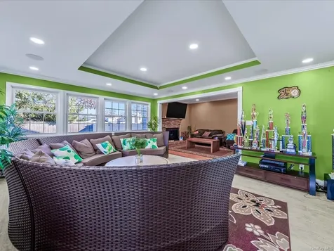 181 Hampton Deer Park NY 11729