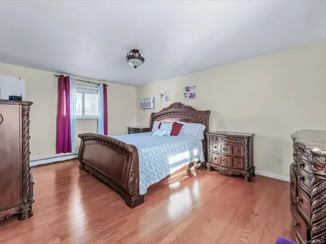 181 Hampton Deer Park NY 11729