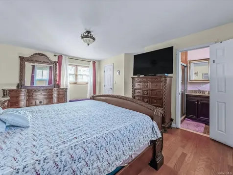 181 Hampton Deer Park NY 11729