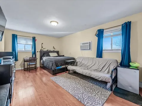 181 Hampton Deer Park NY 11729