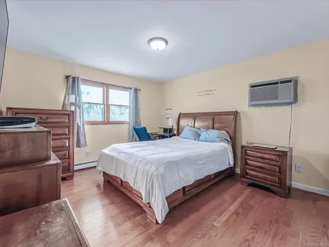 181 Hampton Deer Park NY 11729