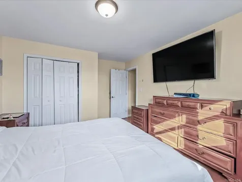 181 Hampton Deer Park NY 11729