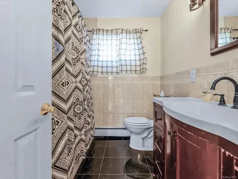 181 Hampton Deer Park NY 11729