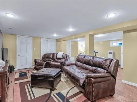 181 Hampton Deer Park NY 11729