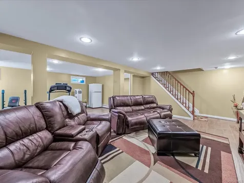 181 Hampton Deer Park NY 11729