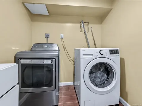 181 Hampton Deer Park NY 11729