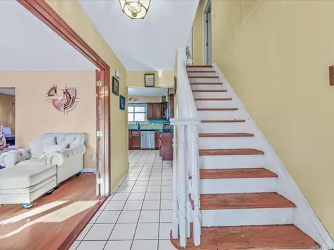 181 Hampton Deer Park NY 11729