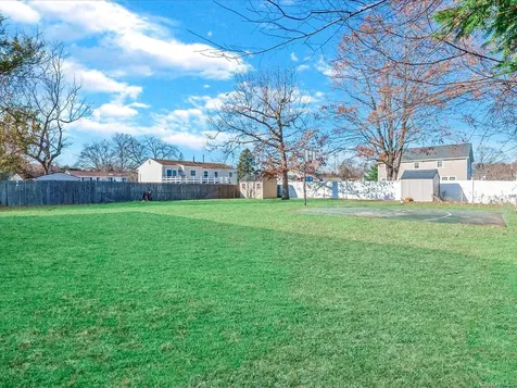 181 Hampton Deer Park NY 11729