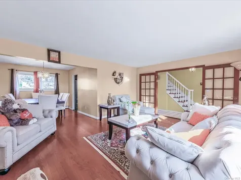 181 Hampton Deer Park NY 11729