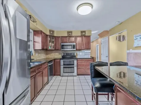 181 Hampton Deer Park NY 11729