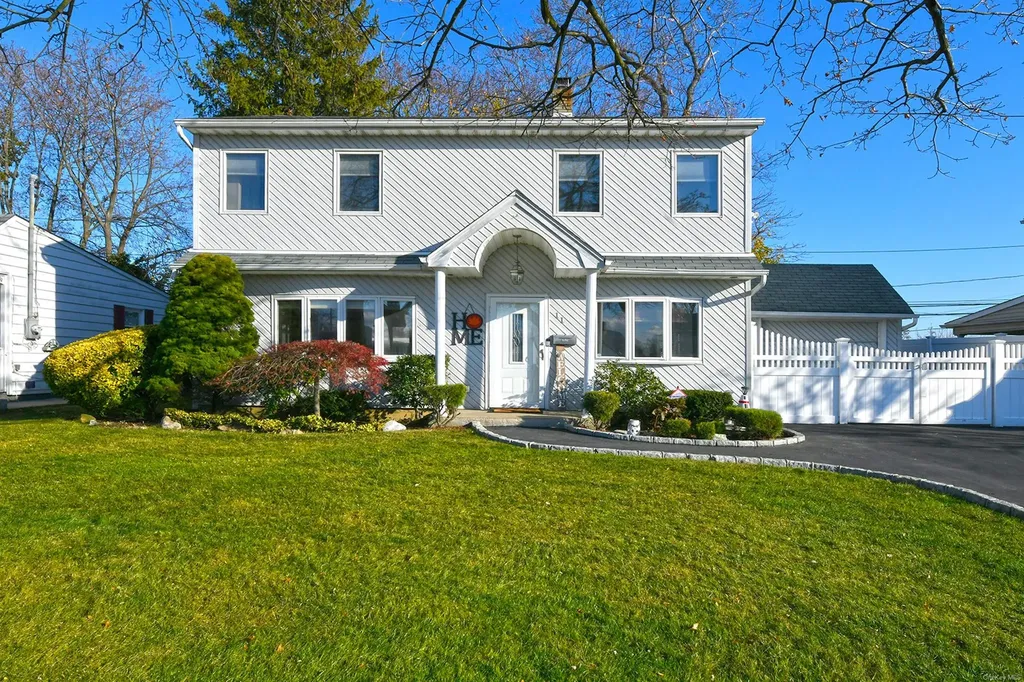 11 Flint Lane Levittown NY 11756