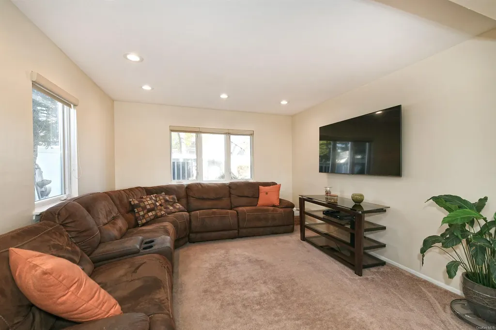 11 Flint Lane Levittown NY 11756