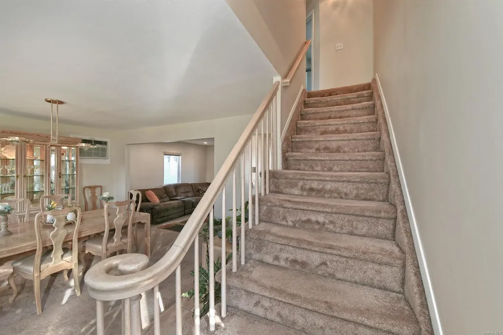 11 Flint Lane Levittown NY 11756
