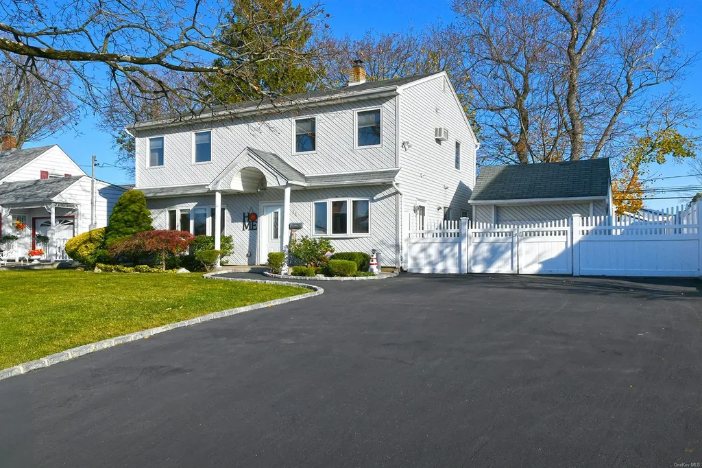 11 Flint Lane Levittown NY 11756