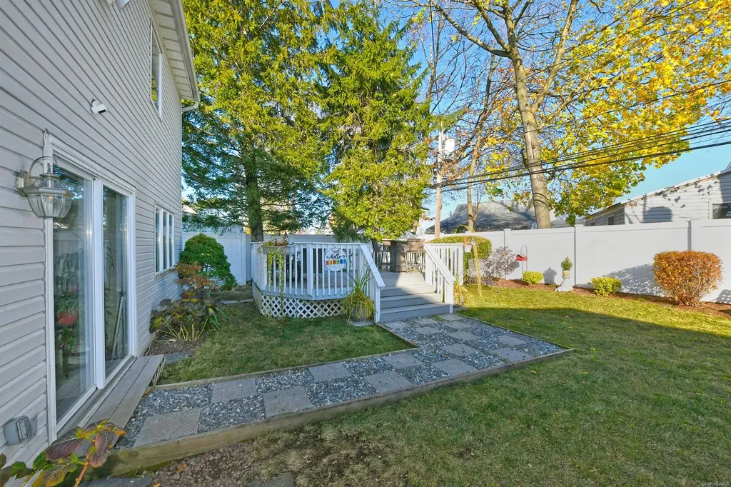 11 Flint Lane Levittown NY 11756