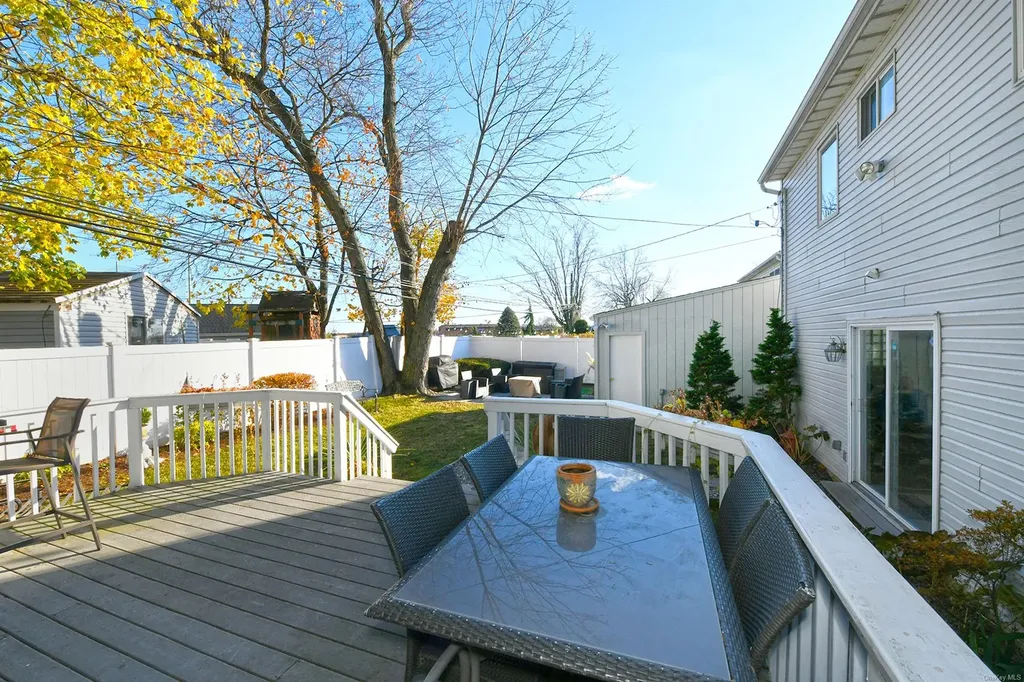 11 Flint Lane Levittown NY 11756