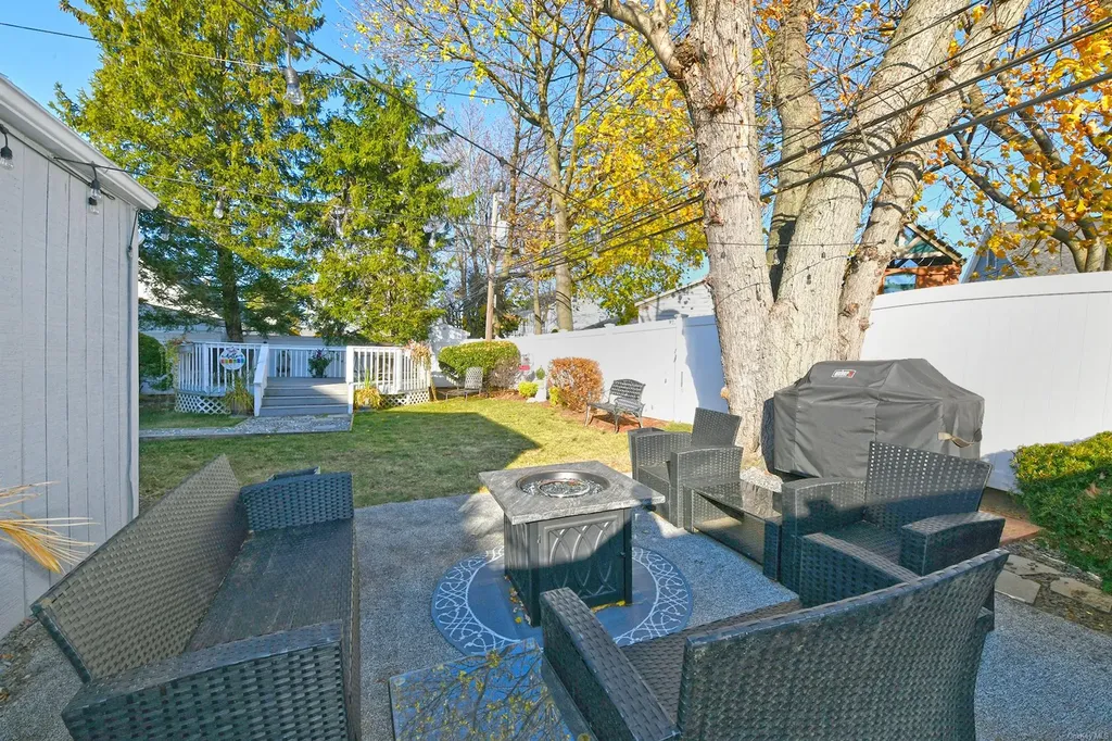 11 Flint Lane Levittown NY 11756