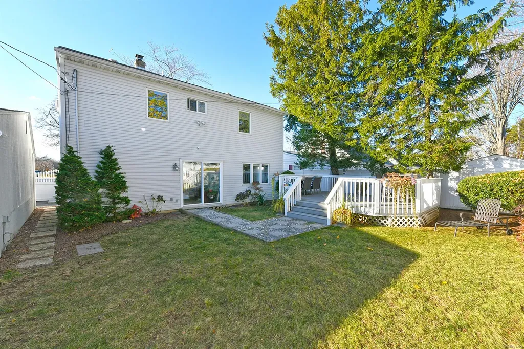 11 Flint Lane Levittown NY 11756