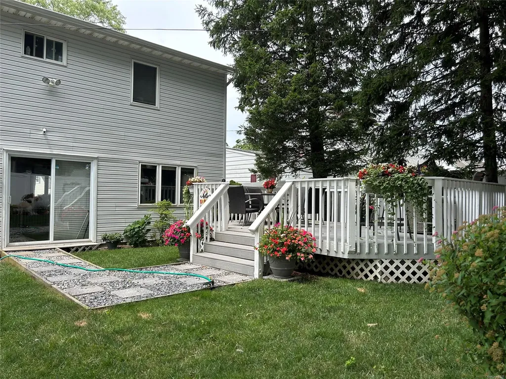 11 Flint Lane Levittown NY 11756