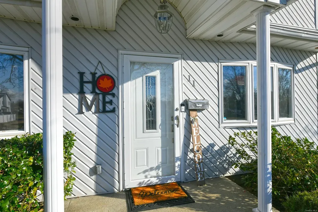 11 Flint Lane Levittown NY 11756
