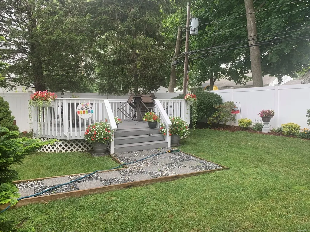 11 Flint Lane Levittown NY 11756