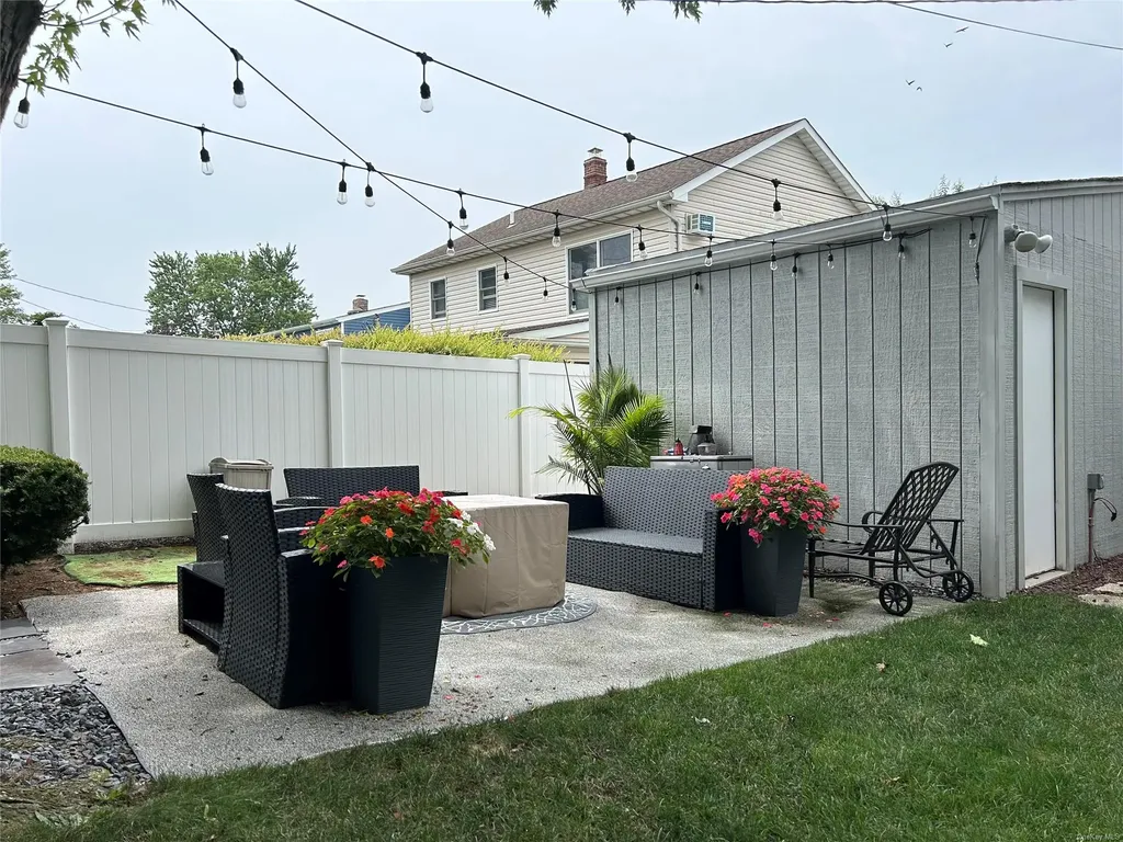 11 Flint Lane Levittown NY 11756